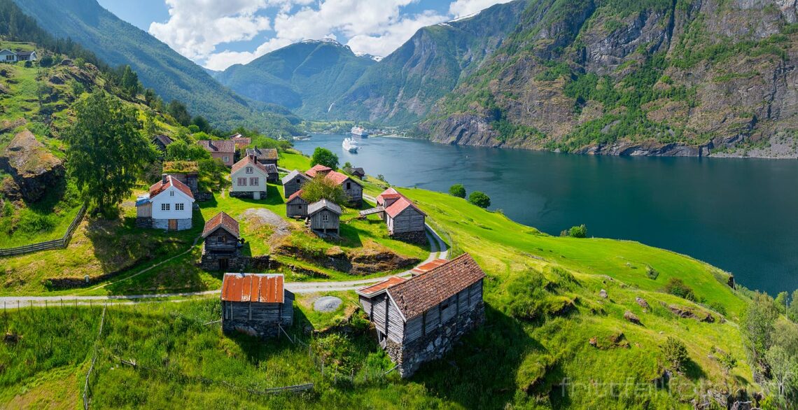 Ved Otternes bygdetun nær Flåm, Aurland, Vestland.<br>Bildenr 20240626-136-137.