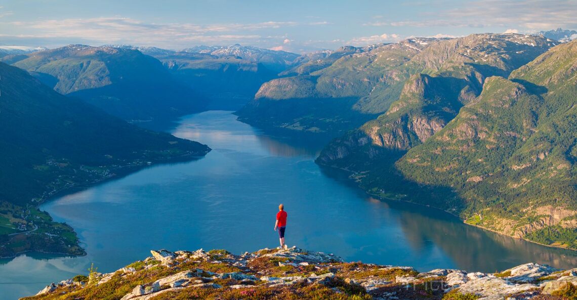 Sommerkveld på Molden ved Lustrafjorden, Luster, Vestland.<br>Bildenr 20240626-675-676.