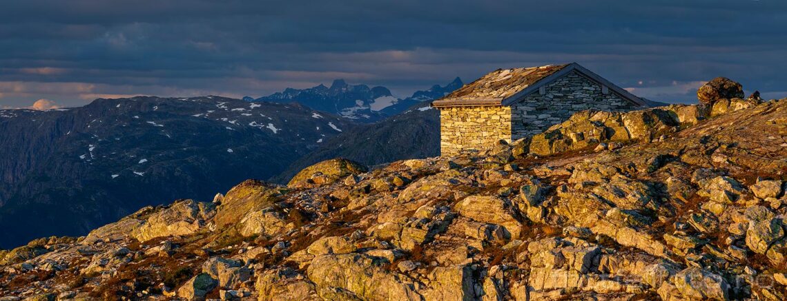 Sommerkveld på Molden ved Lustrafjorden, Luster, Vestland.<br>Bildenr 20240626-727-728.